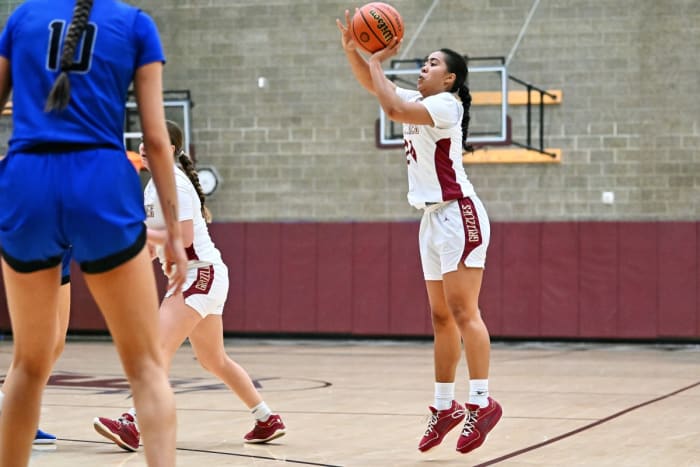 a South Medford Mission Hills girls basketball Oregon POA Holiday Classic December 30 2023 Leon Neuschwander 17